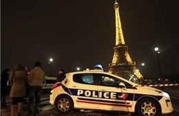 Cảnh sát Paris báo động đánh bom giả ở Tháp Eiffel 